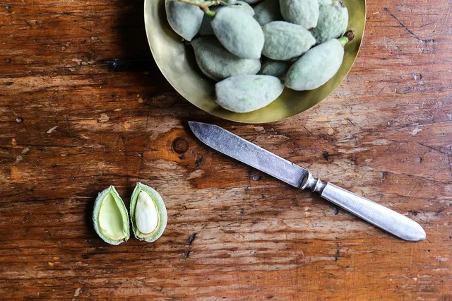 Green almonds 2.jpg