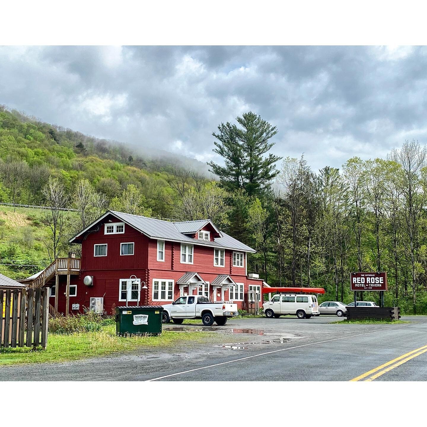 Starting to feel like a home away from home
&hearts;️🌹
.
.
.
#theredrose #homeawayfromhome #roscoe #catskills #countrymouse