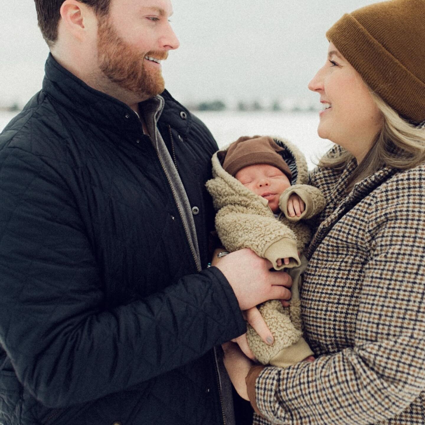 Getting out into new snow during a session is magical and one of my favorite things to do when a family is up for it. It&rsquo;s made only better by a baby in a 🧸 bunting! 
.
.
.
.
#chicagophotographer #chicagofamilyphotographer #newbornsession #lif