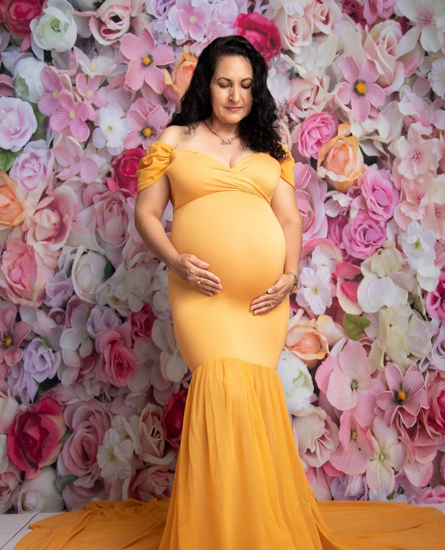 Love the colors in the maternity portrait! So many options in our photography studio to choose from! Don't worry we can help you choose the perfect backdrop for your session.⁠
⁠
⁠
#pregnant #pregnancy #beautiful #expecting #babybump #momtobe #happy #