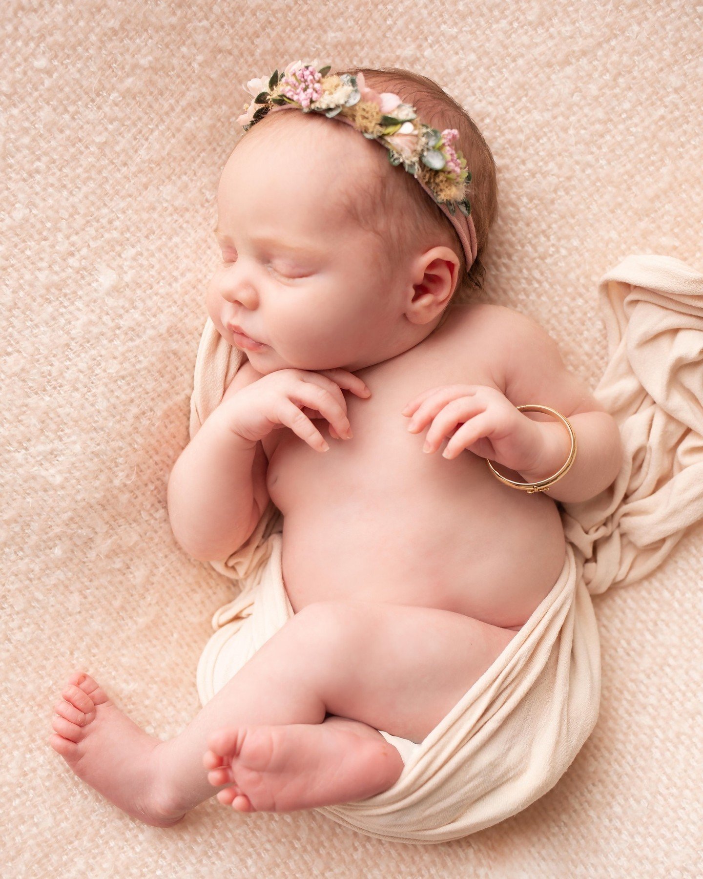 Sweet baby details 🎀

Best time to book newborn session is during your 2nd-3rd trimester newborns are best photographed within the first 5-14 days for the newborn poses. But will always accept a new baby no matter the age.

Next available new openin