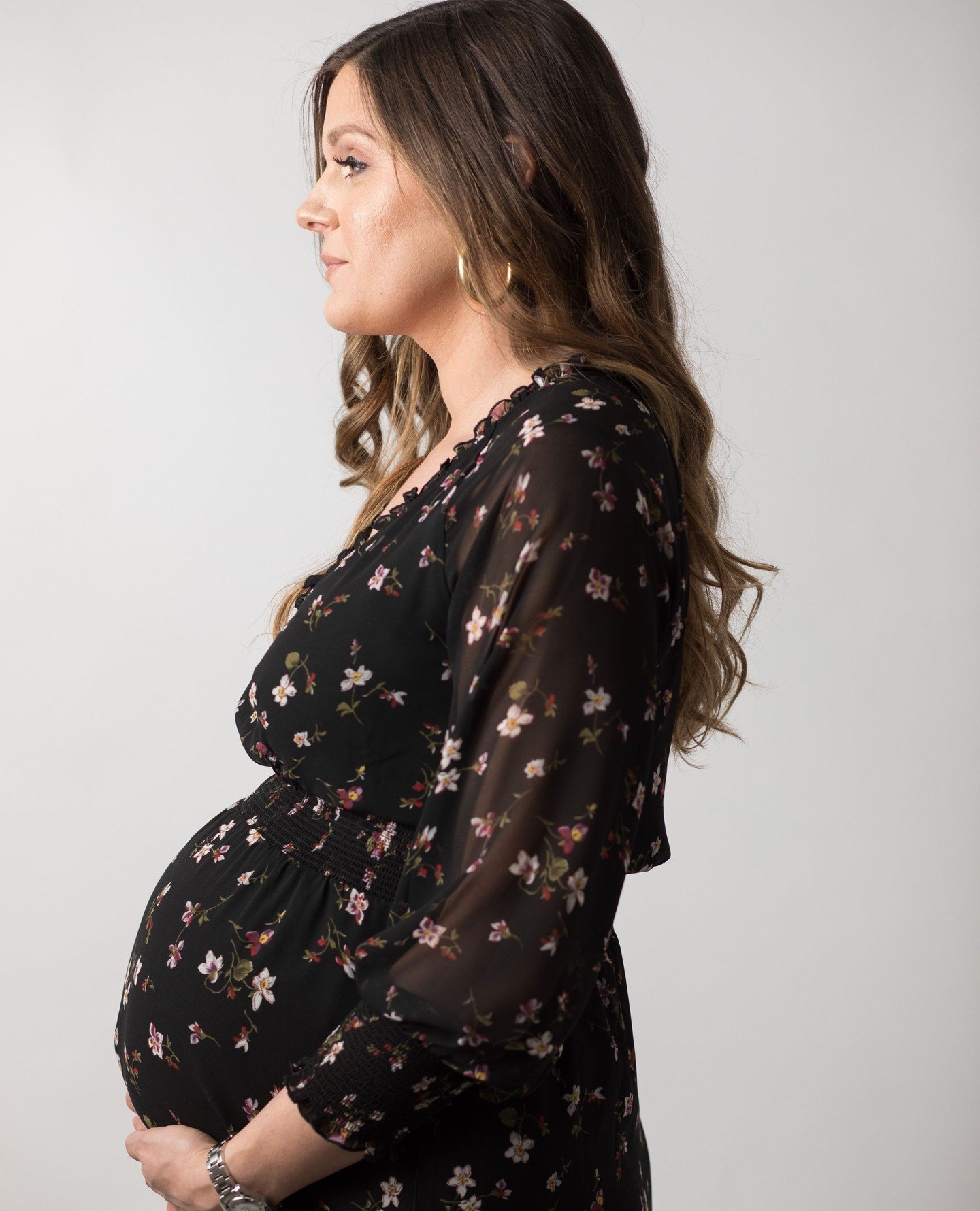 Capturing you as you are! We love this portrait! 🖤⁠
⁠
I know we show so many different kinds of maternity styles. But truly you get to choose wear the gown, a t-shirt or nothing tastefully captured... it's up to you. But one thing don't miss capturi