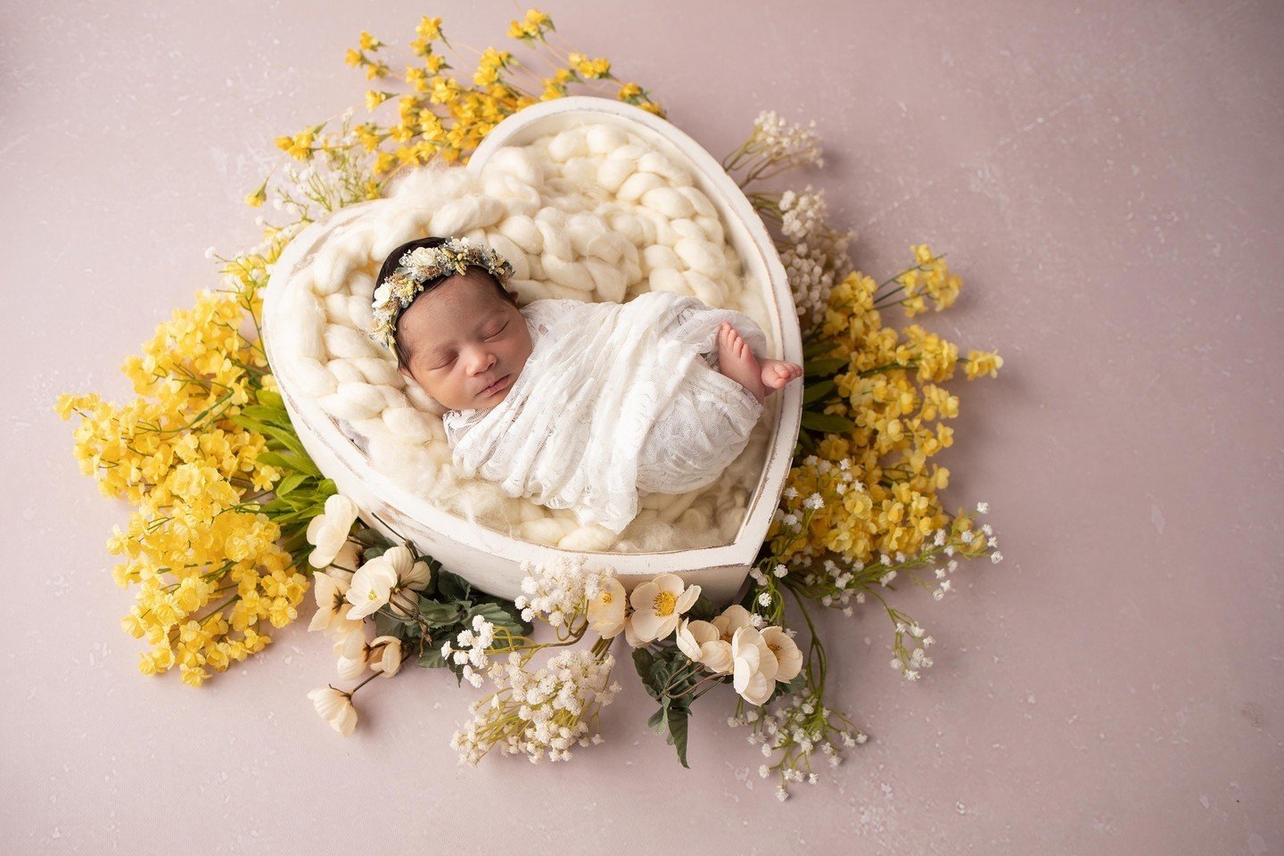 Capture the sweetest moments with our heart prop during your newborn girl photoshoot. Just one of many props you can choose from for your session.⁠
⁠
 Book your session online now at www.priscillagreenphotography.com and create timeless memories that