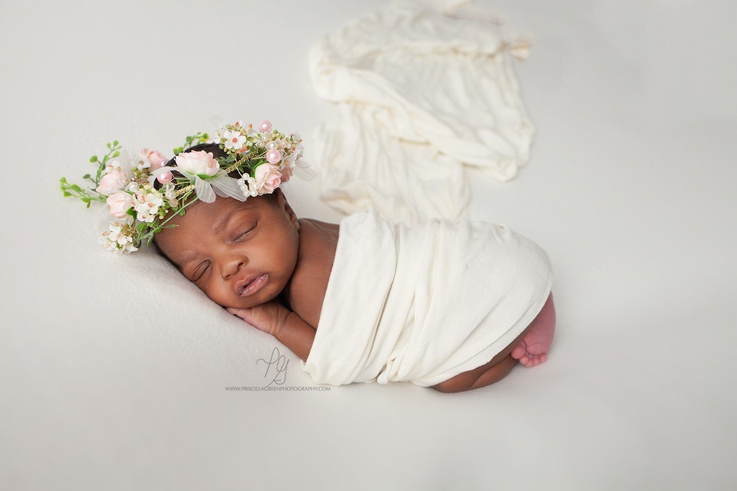 📸 Capturing priceless moments since 2013! 🌟 Ready to welcome your little bundle of joy into the world? 🤱🏼 Look no further! Book your newborn photoshoot with Priscilla Green Photography and let our 12 years of professional experience do the magic 