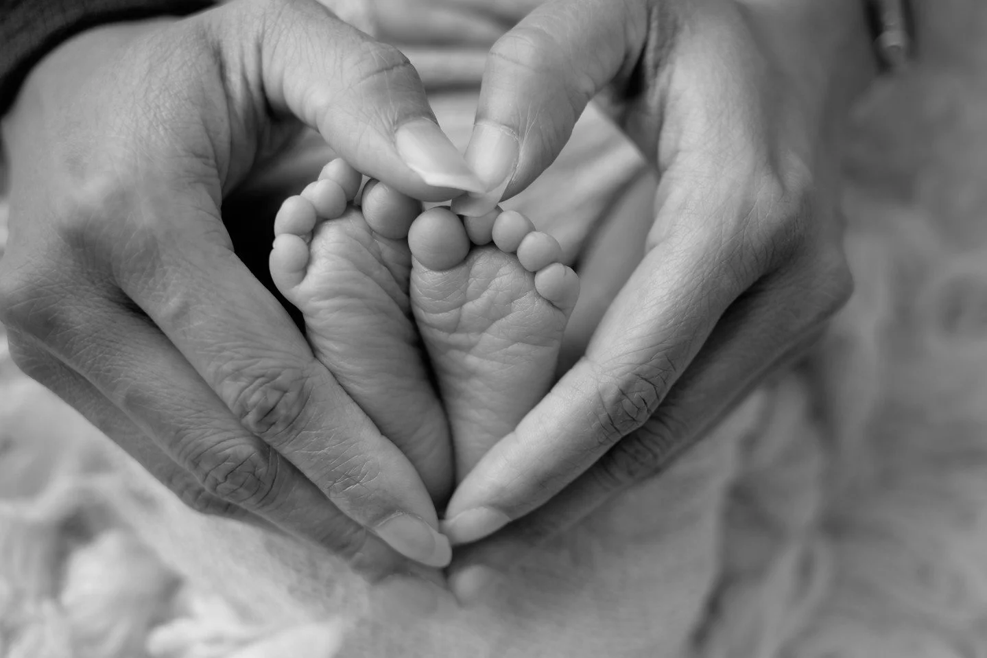 One of our most requested poses.⁠
Heart hands.⁠
⁠
⁠
📸 Capturing priceless moments since 2013! 🌟 Ready to welcome your little bundle of joy into the world? 🤱🏼 Look no further! Book your newborn photoshoot with Priscilla Green Photography and let o