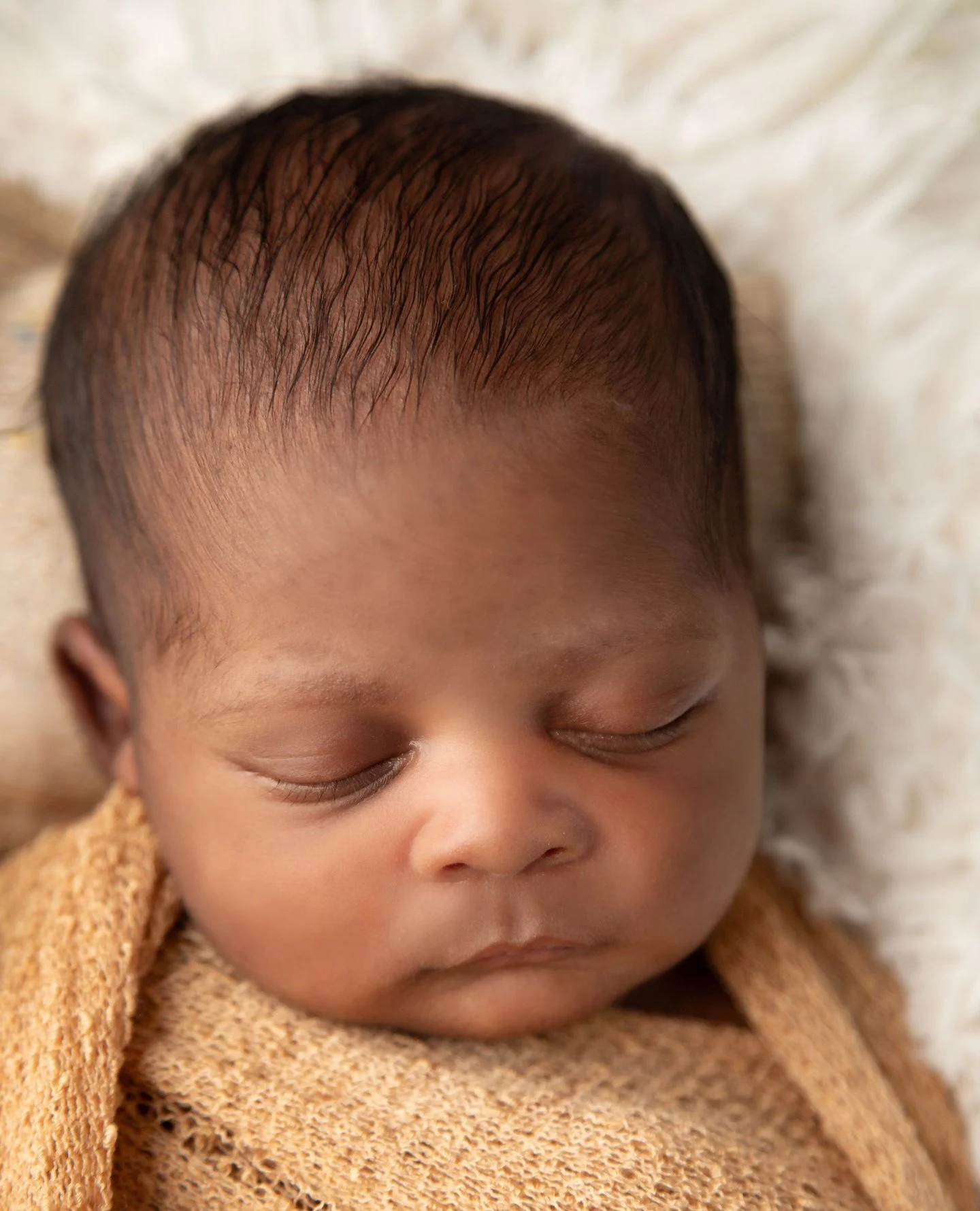 Little details that go so fast🌸 That's what we're here for.⁠
⁠
#clt #charlottephotographer #priscillagreenphotography #newborn