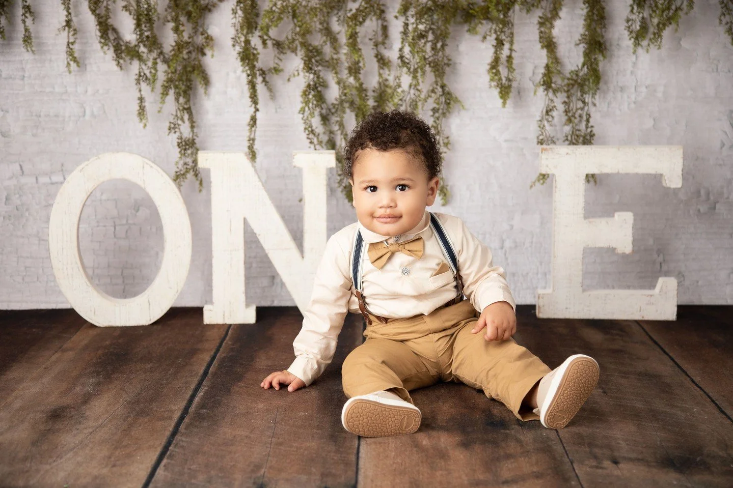 Make these milestones memorable! We handle the props, decor, backdrops, and more--all you have to do is bring yourself🌿🤎⁠
⁠
#cltphotographer #oneyearmilestone #priscillagreenphotography