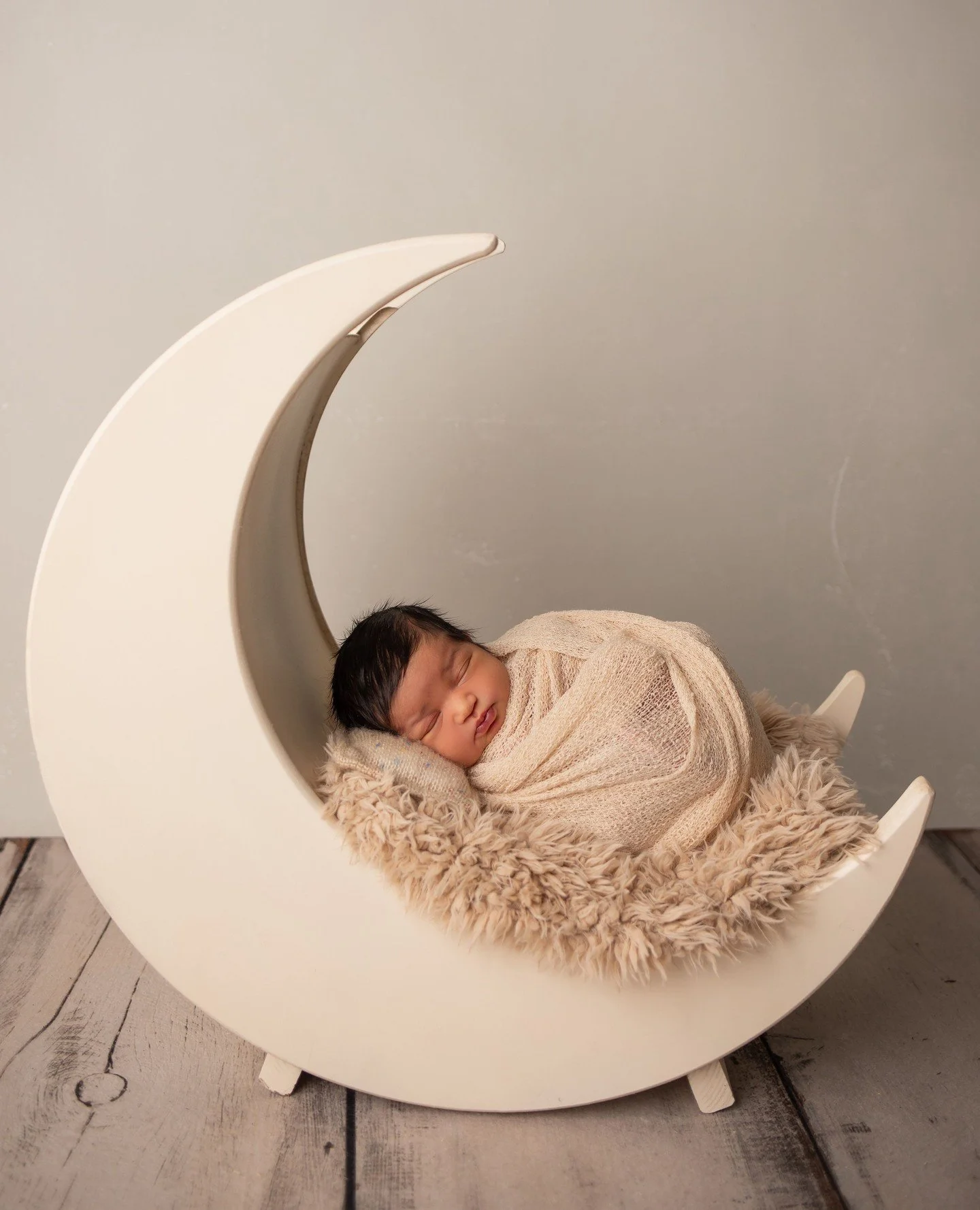 Embrace the serenity of the smallest moments. 🌿✨⁠
⁠
#priscillagreenphotography #studiophotographer #customnewbornphotography