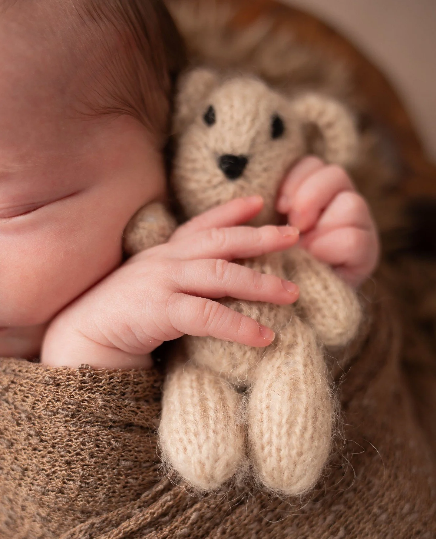 The tiniest little teddy for the tiniest little hands!🧸🍼 With custom studio photography, we capture all these details and more🤍⁠
⁠
#priscillagreenphotography #customnewbornphotography #charlottephotographystudio