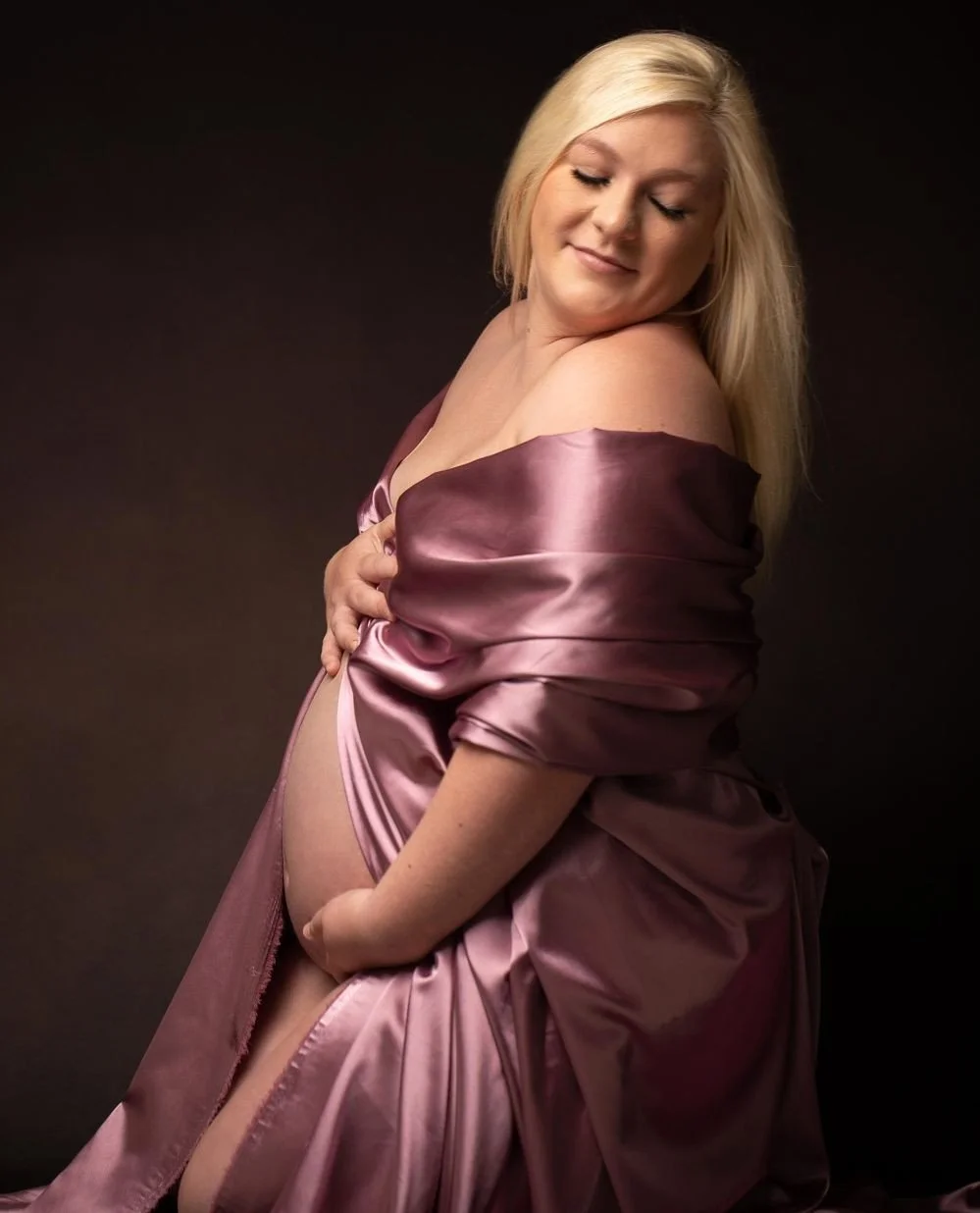 Whatever your vision, we have everything you need to make it come to life. This is your journey. Let the portraits be uniquely, perfectly, you.⁠
⁠
#priscillagreenphotography #charlottematernityphotographer #luxurymaternityportraits