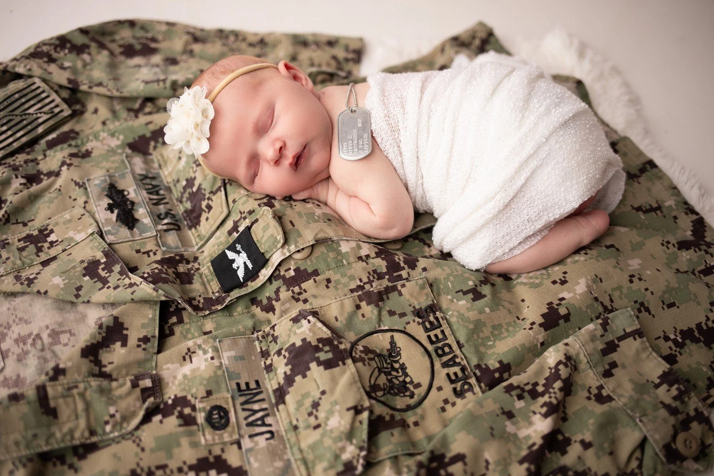 A little one wrapped in love. To those who protect the most innocent of us all, thank you, and Happy Veterans Day!🇺🇸🕊️⁠
⁠
#priscillagreenphotography #customnewbornphotography #veteransday #honoringourveterans