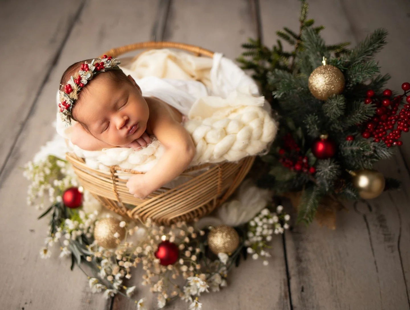 Wrapped in love and holiday magic, this little bundle of joy is the sweetest ornament in our Christmas tree. 🎄✨⁠
⁠
Maternity &bull; Newborn &bull; 1 year &bull; Family⁠
1609 Sardis Rd. N, Charlotte NC⁠
980-245-2310⁠
⁠
#babybump #momtobe #xmas #newbo