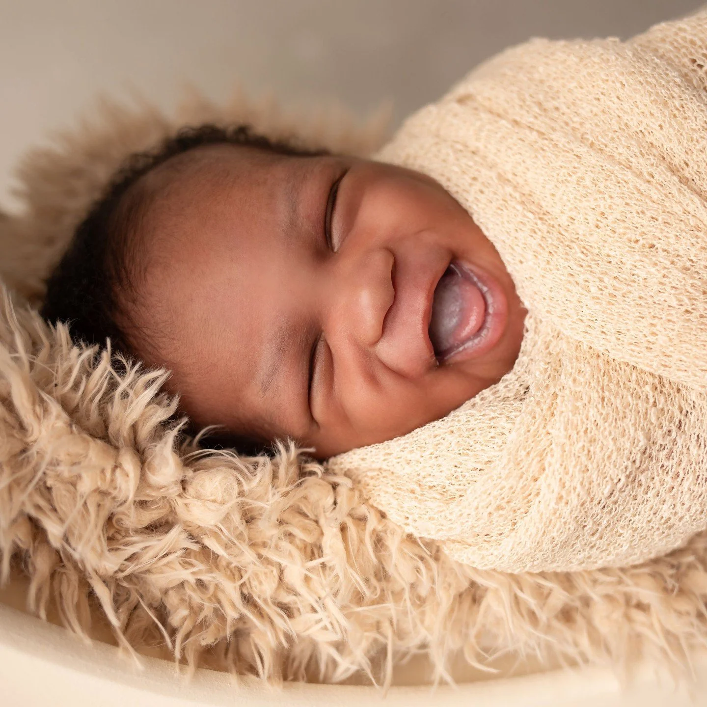 Baby laughs &gt; everything else 🫰⁠
.⁠
.⁠
.⁠
#charlottenc #matthewsnc #newbornphotographer #charlottephotographer #baby #familyphotographer #matthewsphotographer #ncphotographer
