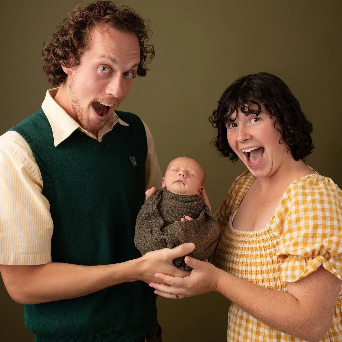 If a sense of humor were genetic, then this little boy is bound to be the future class clown. I love when parents want candid, goofy photos to showcase their personality. This household must be full of giggles and laugher 💚⁠
.⁠
Book your newborn and