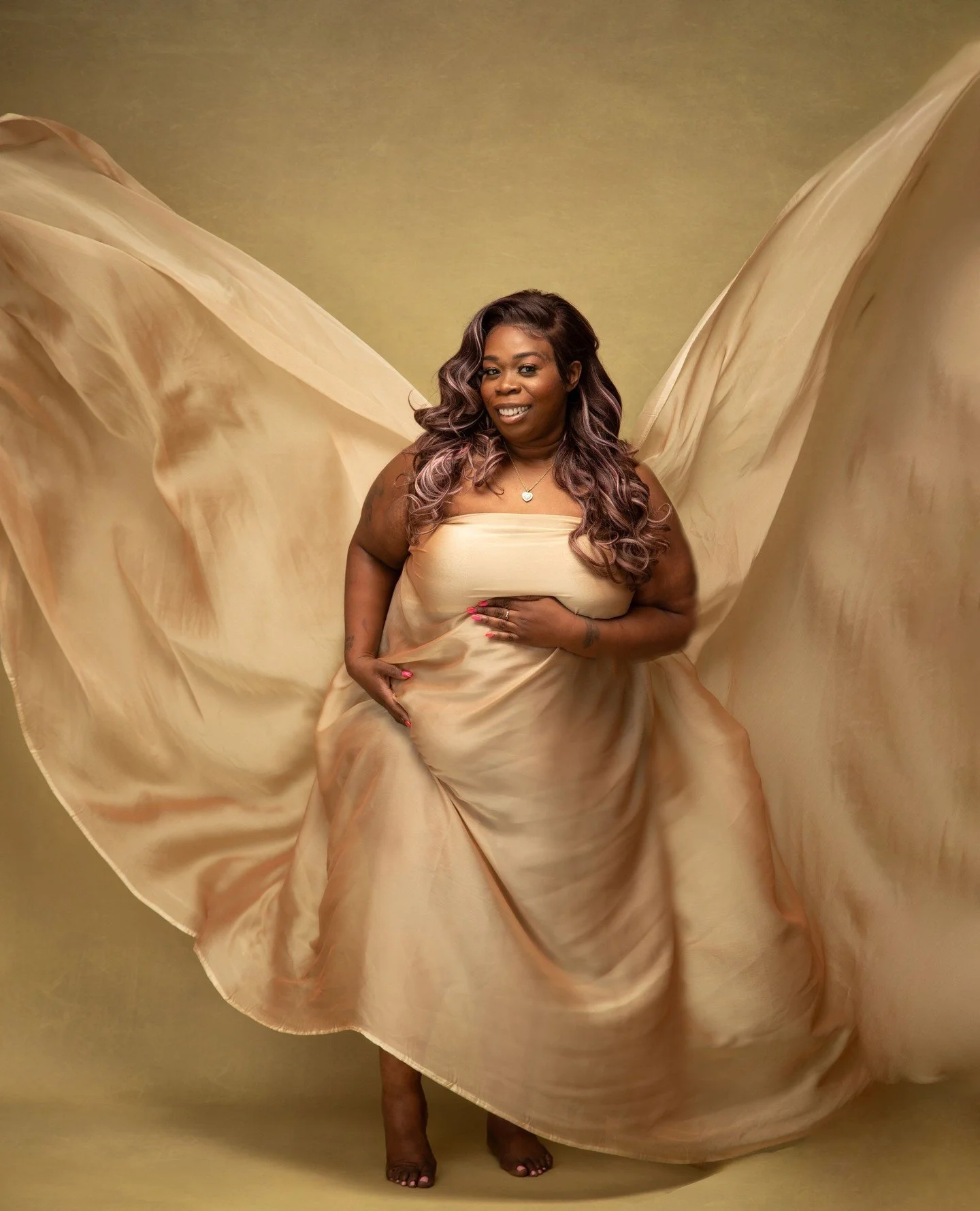 Can we talk about pregnancy glow and just how true it is?!? Being a mom is such a gift and I love that I get to capture this special moment for mothers every single day.⁠
⁠
Book your Maternity session now! link in bio⁠
.⁠
.⁠
.⁠
#cltmaternityphotograp