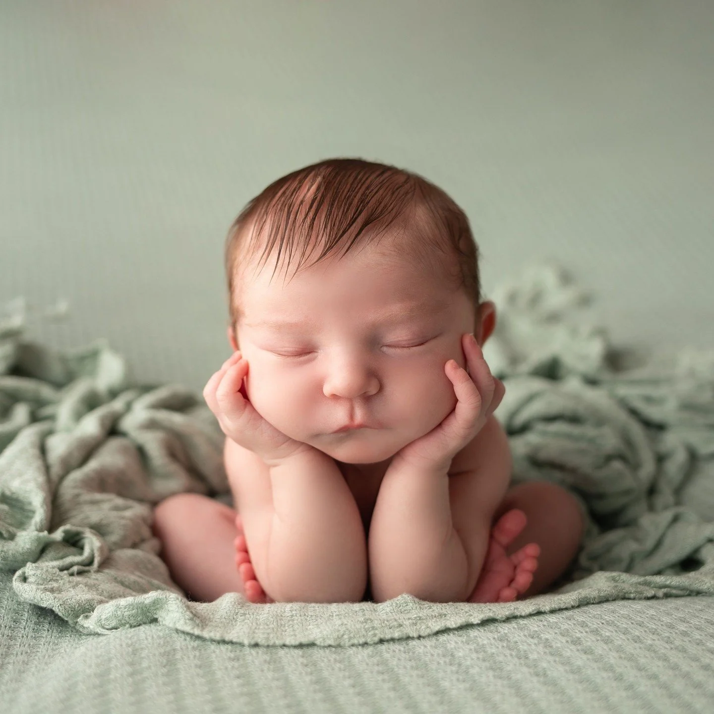 Let's talk about this Froggy Pose⬇️⁠
⁠
(1) It's one of our most popular pose requests from parents, and we love to give it a try, but it can be tricky. Some babies just aren't able to comfortably pose this way, but we take our time soothing and readj