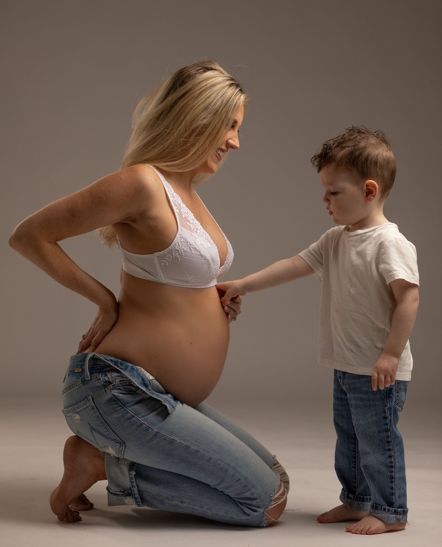 Future big brother alert! I know I wouldn't change being a big sister myself, so it's so exciting for me to see kids almost more thrilled than mom and dad to get a baby. ⁠
.⁠
.⁠
.⁠
#charlottenc #matthewsnc #newbornphotographer #charlottephotographer 