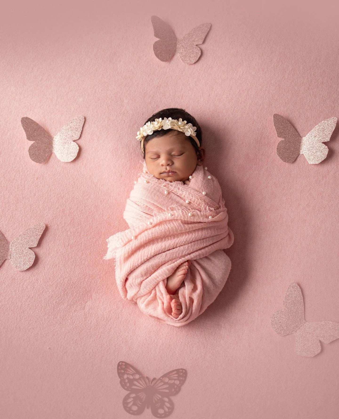 Nap like a baby, can I get one of those? We love a sleepy baby during Newborn sessions.⁠
⁠
Book your Newborn session, link in bio⁠
.⁠
⁠.⁠
.⁠⁠
#newbornphotography #newbornbaby #newbaby #customphotography #boutiqueshopping #boutiquestyle #photographyst