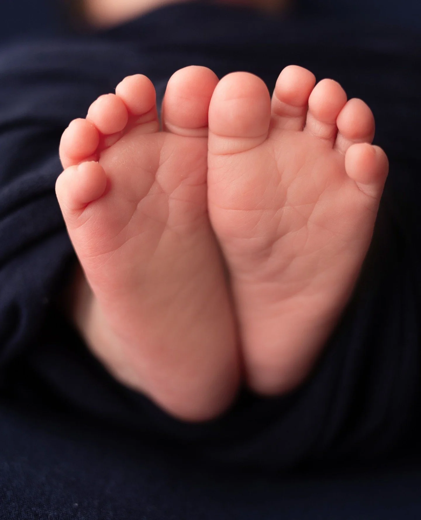 Every tiny toe tells a story of love, laughter, and new beginnings. 🌼💖 Capture these precious moments with beautiful photos that last a lifetime. Ready to document your little one&rsquo;s milestones? DM us to book your session today!⁠
⁠
Book your F