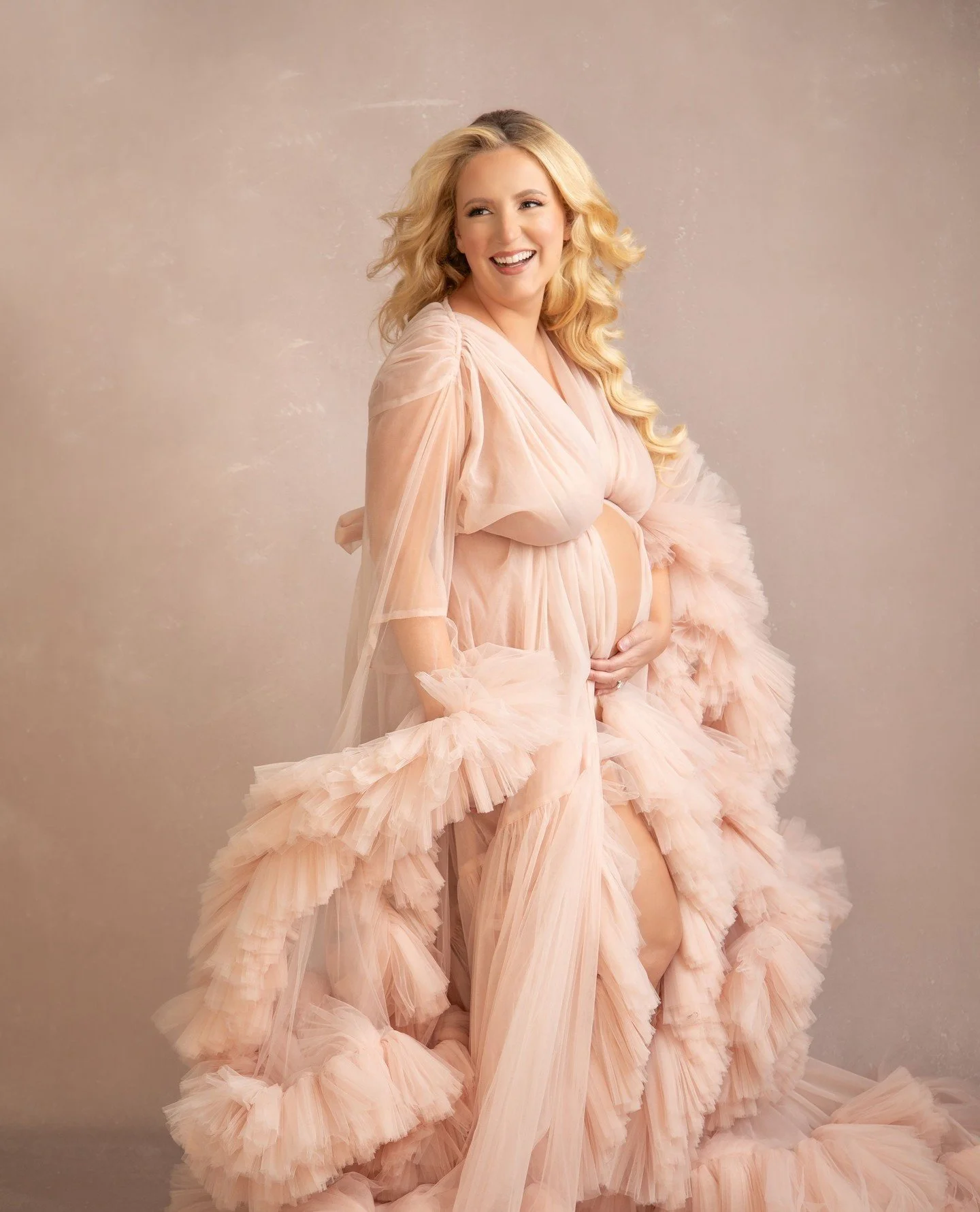 Taking maternity photos is basically trusting someone to tell you what to do with your hands while you&rsquo;re growing a human&mdash;so feeling comfortable matters. Promise I&rsquo;ve got you and that you're going to leave the session feeling beauti