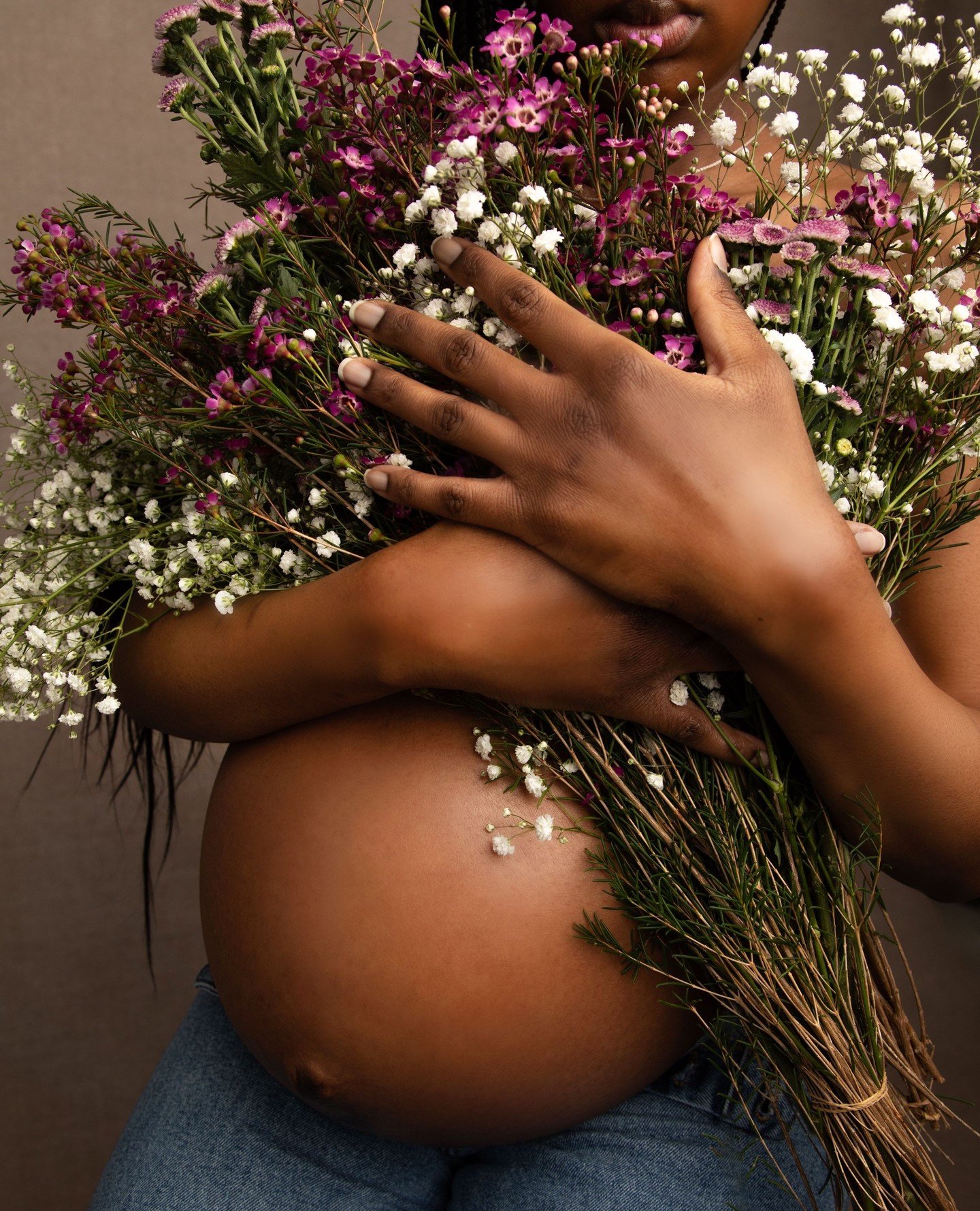 Let&rsquo;s talk about props with maternity photoshoots in the studio. We love adding uniqueness to our sessions.

How do you feel about florals?

In the studio we think Maternity photos with florals aren&rsquo;t just about being a prop. It creates a