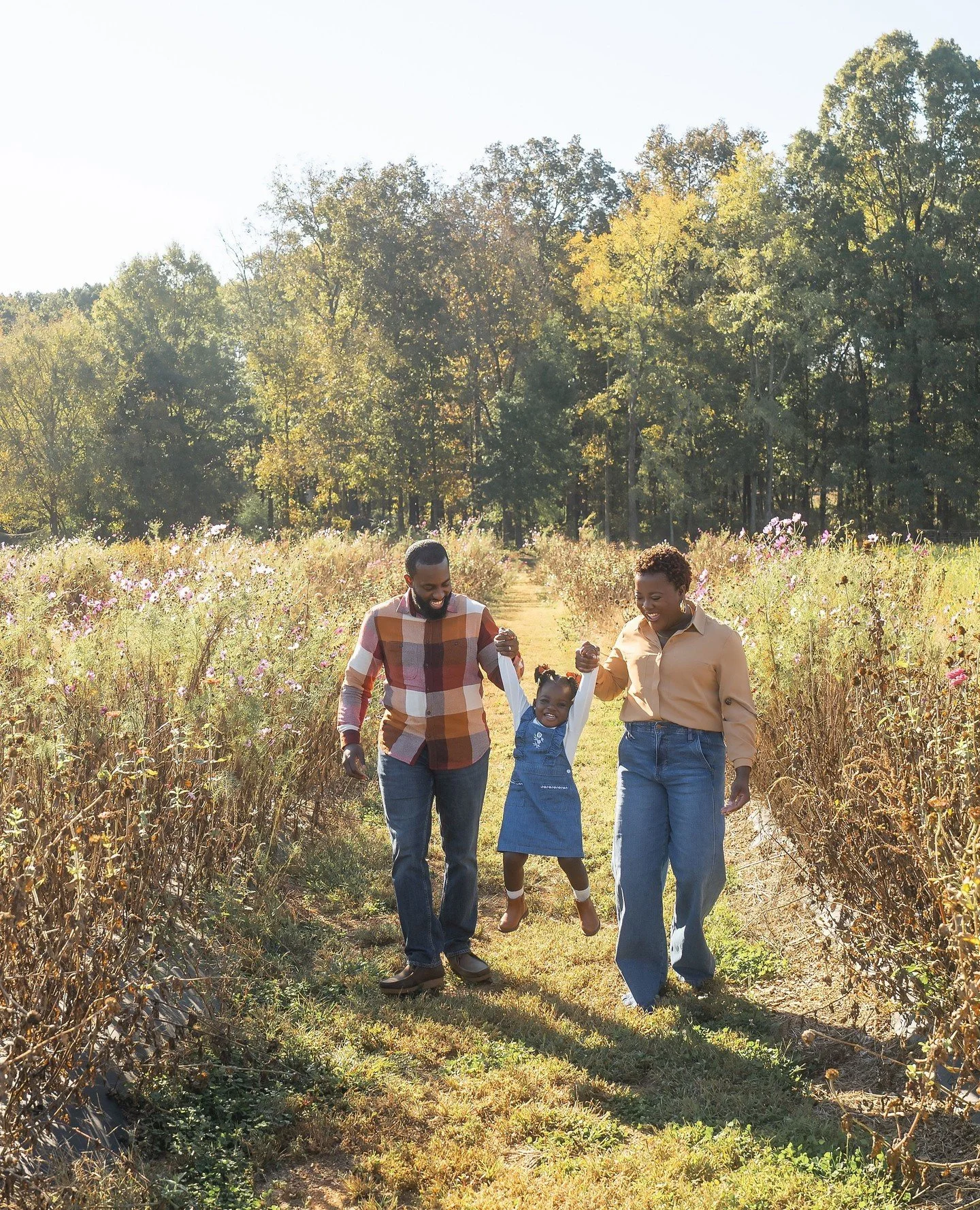 Warmer weather = Outdoor fun! ☀️We love an on-location family season and this is the perfect time to schedule a fun family outing to flower farms, strawberry patches, and local parks.⁠
⁠
Reach out if you're interested in Booking! link in bio⁠
⁠
Photo
