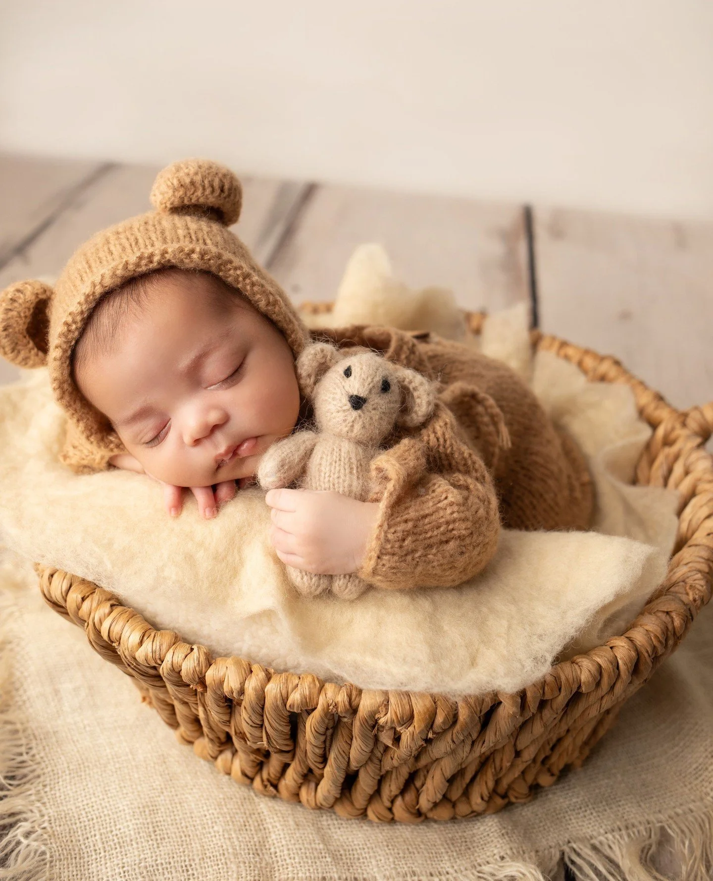 Such sweetness! ⁠
Drop a teddy bear emoji if you agree in the comments! 🧸⁠
He's so Beary sweet!⁠
⁠
Newborn photoshoots now booking baby due dates.⁠
⁠
 Limited availability next week.