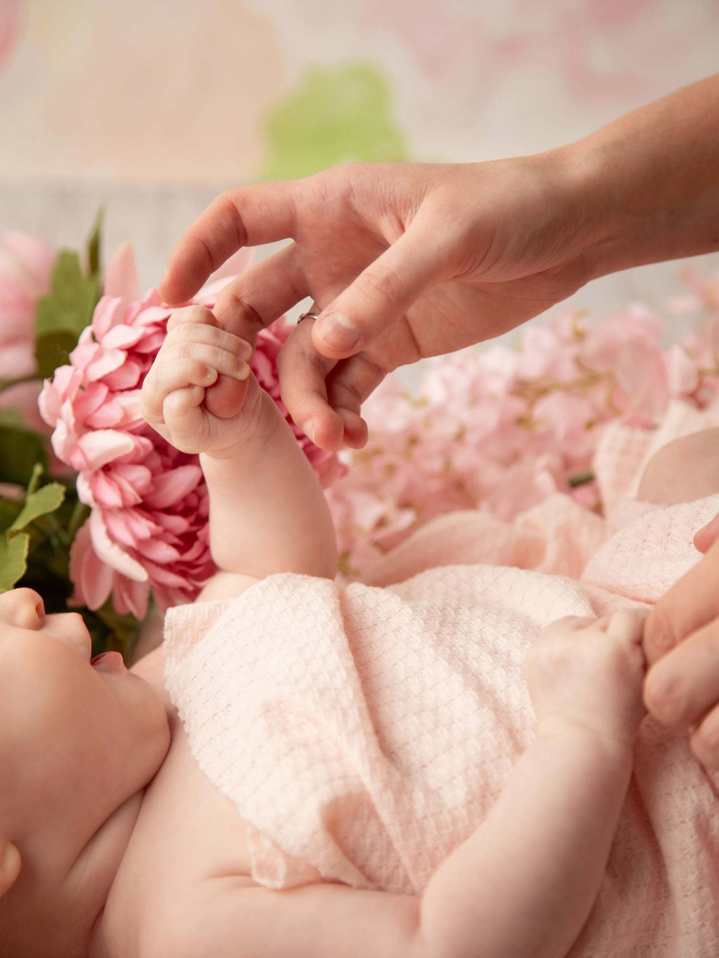 Sweetest moments captured for this sweet family. 

You missed the newborn period and your baby is now more than 3weeks old. You can still book a family &amp; newborn experience for your 3 month baby milestone baby will just be awake 👀 but it is stil