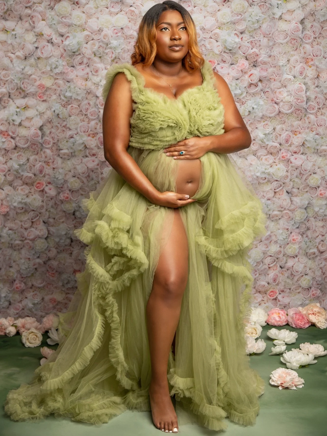 Mother in BLOOM.
A gorgeous garden inspired maternity photoshoot.
Mom to be brought her own outfits 🪷 

-We also provide maternity gowns &amp; fabrics view them online.

#maternityphotography #matthewsncphotographer #ballantynenc #maternityphotograp