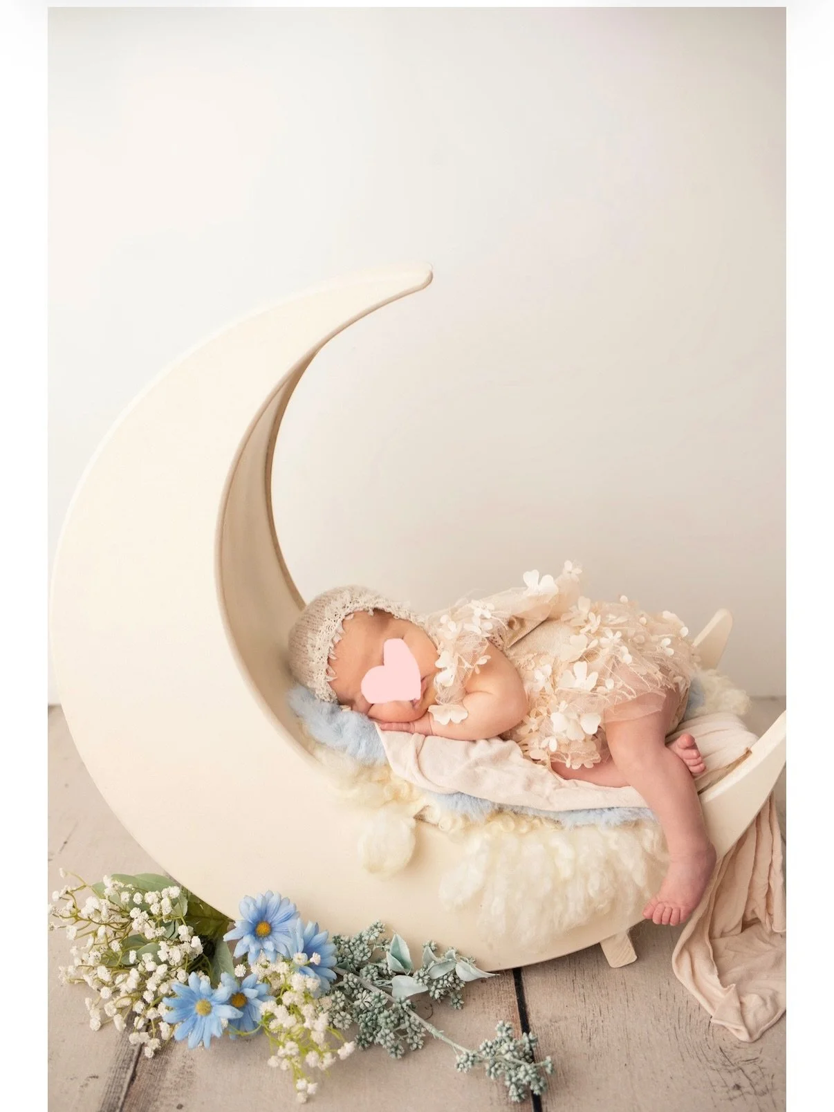 In her tiny hands, we found our whole world.

Sweetest in Studio newborn session 🦋 double tap if you agree 🥹

Now booking baby due dates for later October, November &amp; December 

Our sessions are customized to you. Simple, themes, glamorous, col