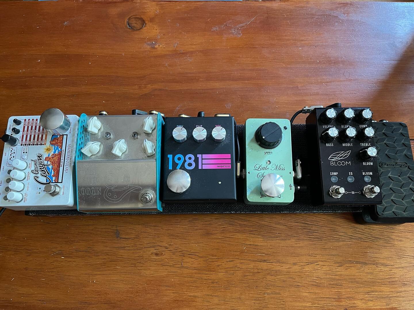 What do you do when your main board&rsquo;s under construction, and your second board&rsquo;s at a friend&rsquo;s house? You build a new pedalboard for tonight&rsquo;s gig.

Loving the simplicity of the gain staging&mdash; @jacksonaudio #Bloom and @1