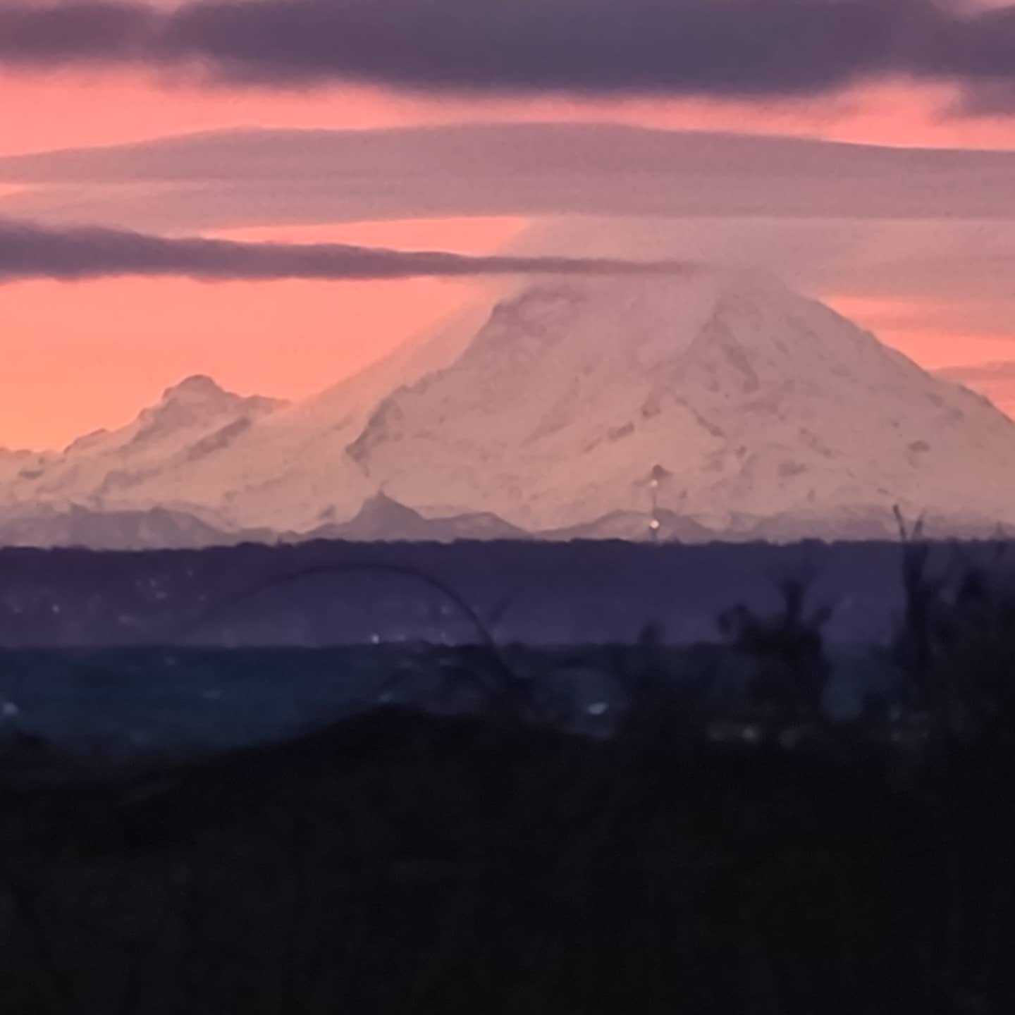 Quite a sight!
.
.
.
.
#whidbeyisland #doublebluff #uselessbay #kiteboarding #dbbc