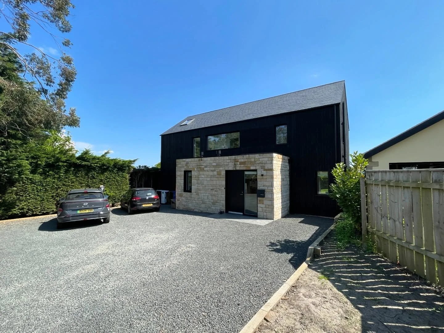 Lovely summery day for a 12 month snagging visit to the Eider. Carrying out some post occupancy evaluation and hearing about how the design works for the family! So good to hear about how warm the house is in the freezing winter AND to see the pergol