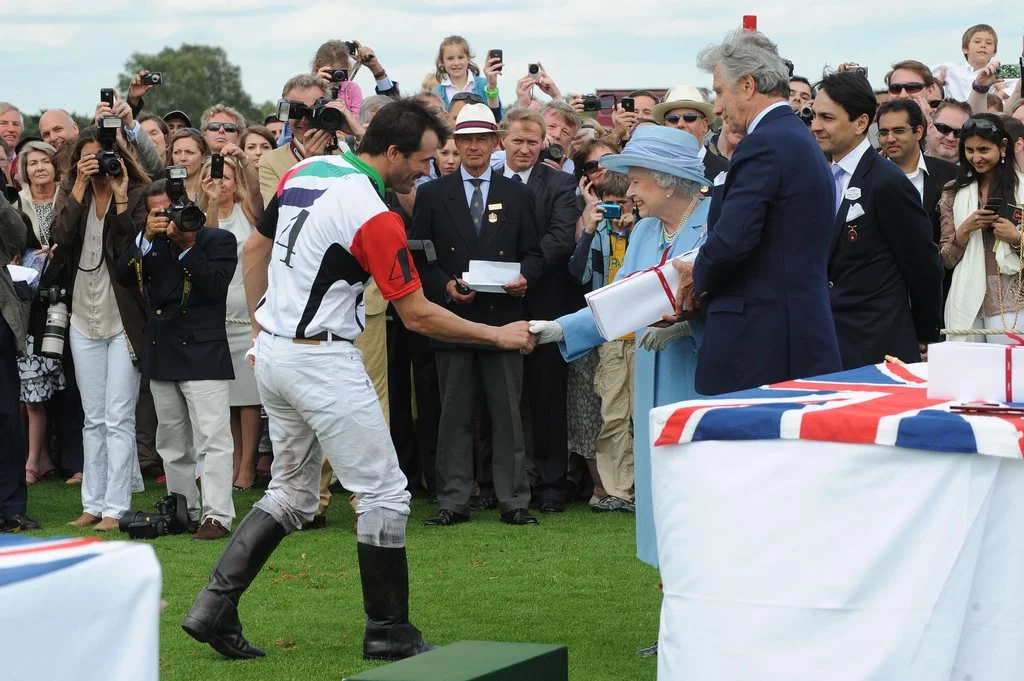 Cambiaso recebendo o prêmio das mãos da Rainha Elizabeth