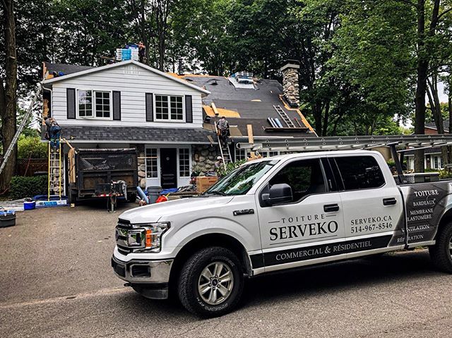 ✔️Une autre belle r&eacute;alisation de notre &eacute;quipe !
-
🏡Bardeaux:  IKO DYNASTY Granite Noir @ikoroofing
-
🤝Merci @gablefebvre24 pour ta confiance !
.
.
#qualiteserveko #entrepreneur #toiture #projetrenovation #renovation #realisation #couv