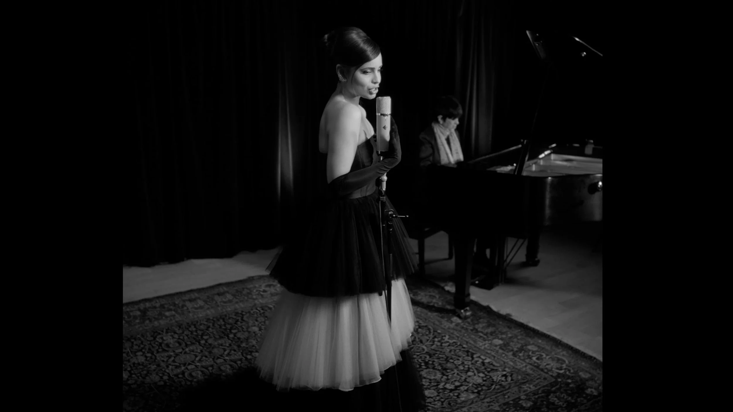 Sofia Carson -  Applause