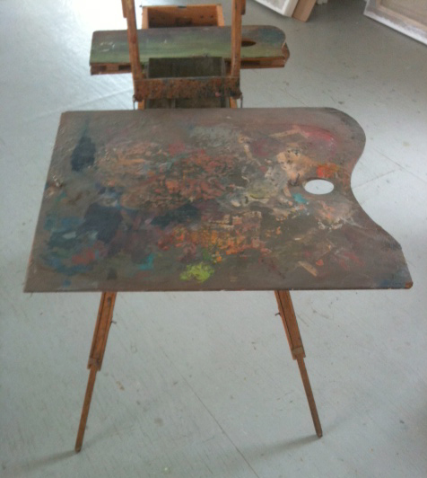 My large wooden palette for bigger canvases, attached with a bolted spring to the open drawer of the half French easel.