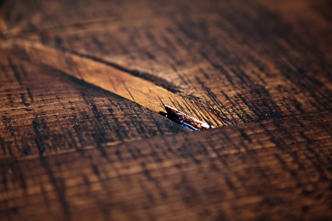 Crossed leg - barn wood table by valebruck.com