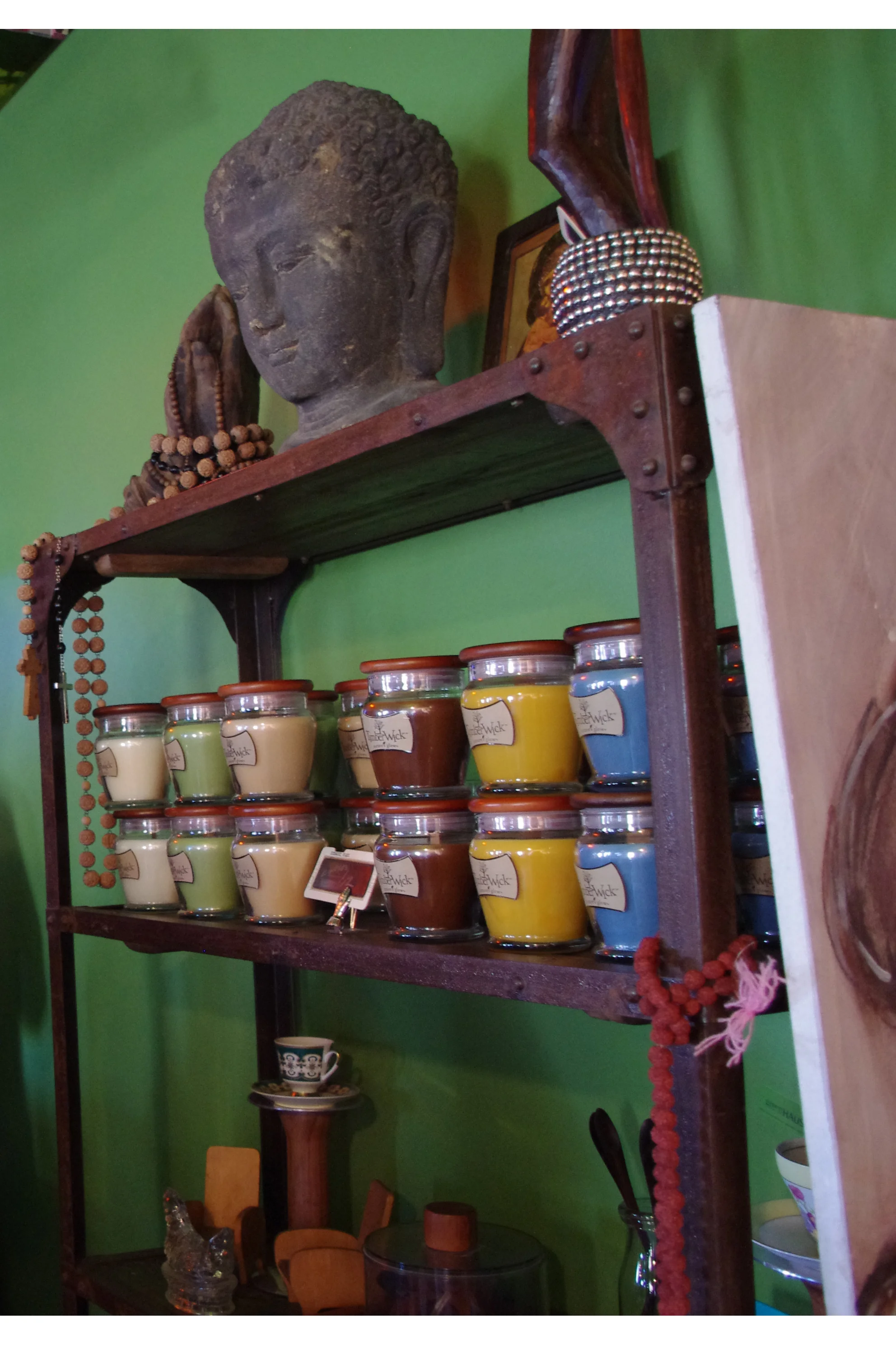 Our
vintage treasures are found from across the world and brought to
Phoenix for your delight. Vintage items include cameras, sign lettering,
globes, eye wear, jewelry, decor, radios, furniture, photographs and
much more.