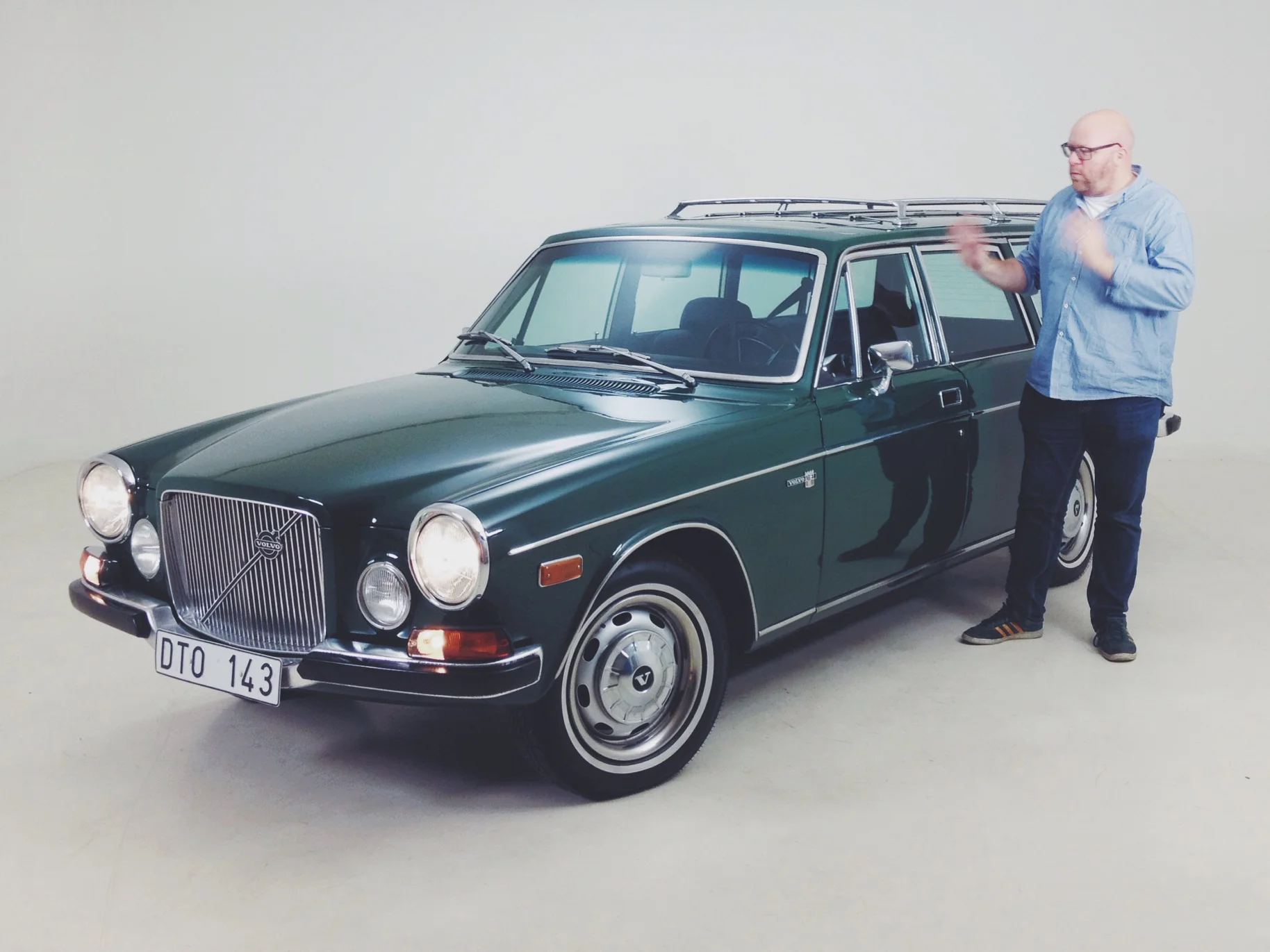 Spent this rainy and gloomy Tuesday with the great guys at Klassiker. Finally got to see Fredrik Nyblad's unique Volvo 165. Yes, it's kind of impossible not to pick up the strong bond between the car and Fredrik - even on this mobile snapshot from Klassiker's studio. As a Volvo enthusiast myself I totally understand him :-).