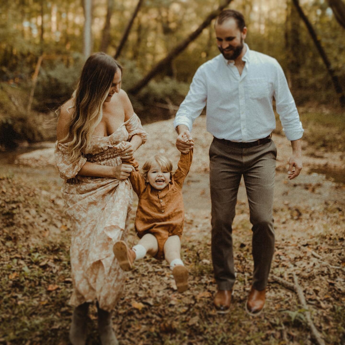 I rarely have time to photograph families these days but I do miss them!! If your a bride and groom of mine of course you&rsquo;ll be grandfathered in 🤍 #freepeople #family #cameramama #dearphotographer #atlantaweddingphotographer