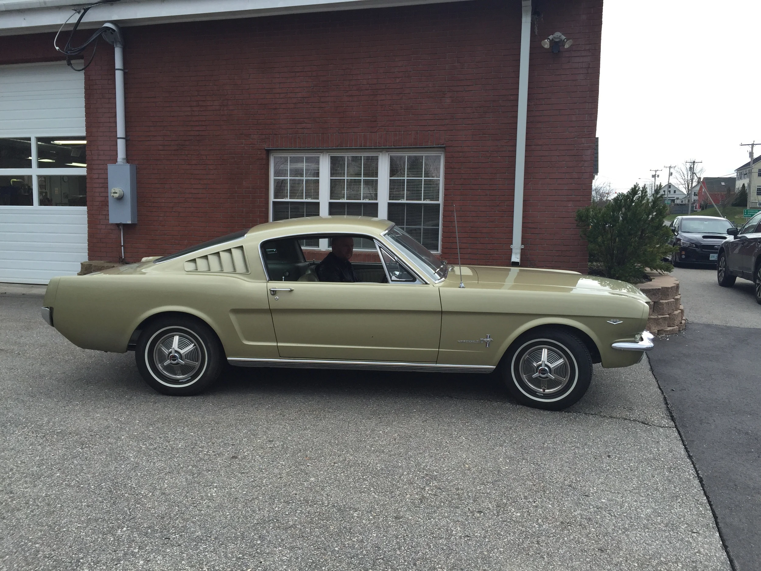 Totally mint original interior in metallic green/gold vinyl, sweet! 