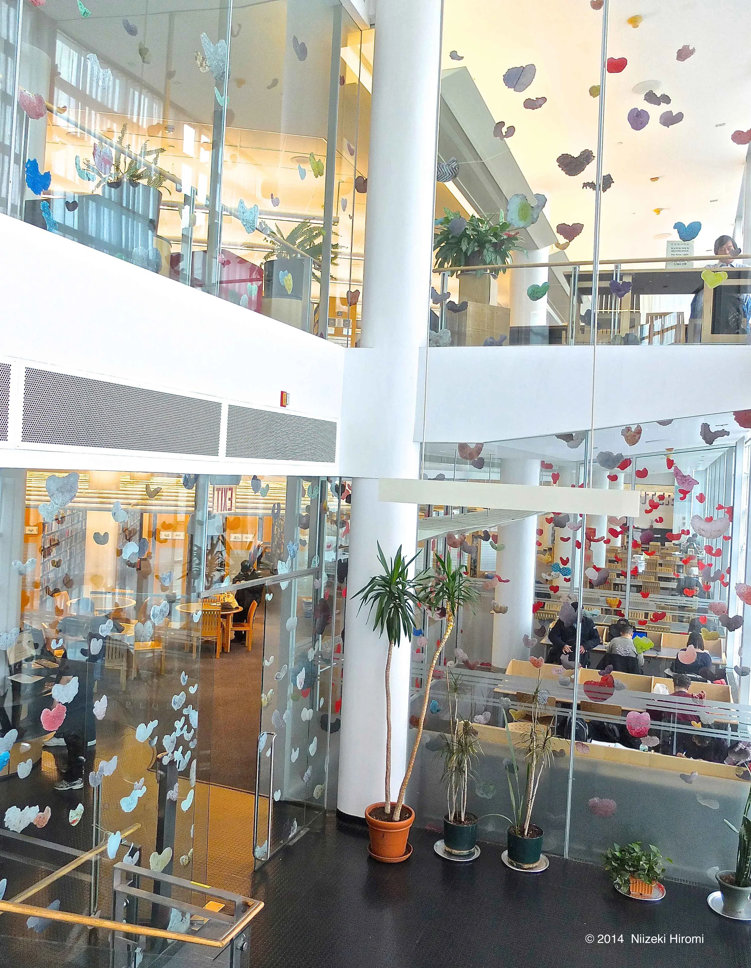“LOVES”, at Queens Flushing Library, New York. April 23 - August 31, 2014. Digitally printed decals. NY市クィーンズフラッシング図書館。