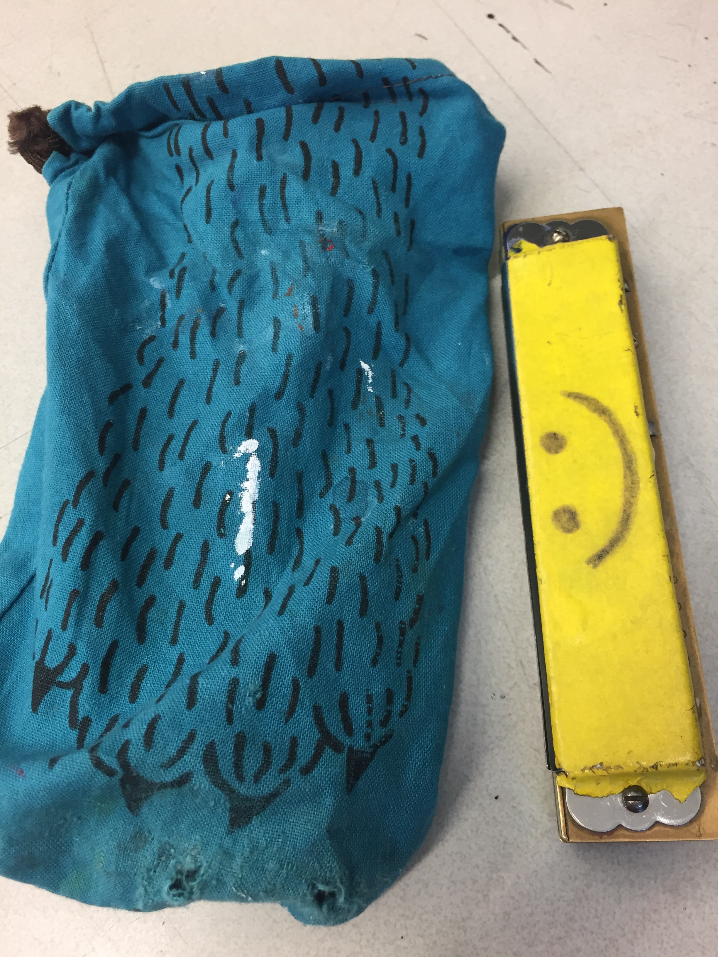 The harmonica pocket, from UTTOKO, got holes on the bottom since I often keep scissors as well. I need to fix the bottom when I have some time. 東京の美大時代の古い友人愛ちゃんのオリジナル手作りバッグブランド UTTOKO の茶巾袋をハーモニカポケットに使っています。ハサミも一緒に入れることが多いので、底に穴が開いてしまいましたが、ここまで使うと愛着いっぱいなので、時間がある時に補強しよう。