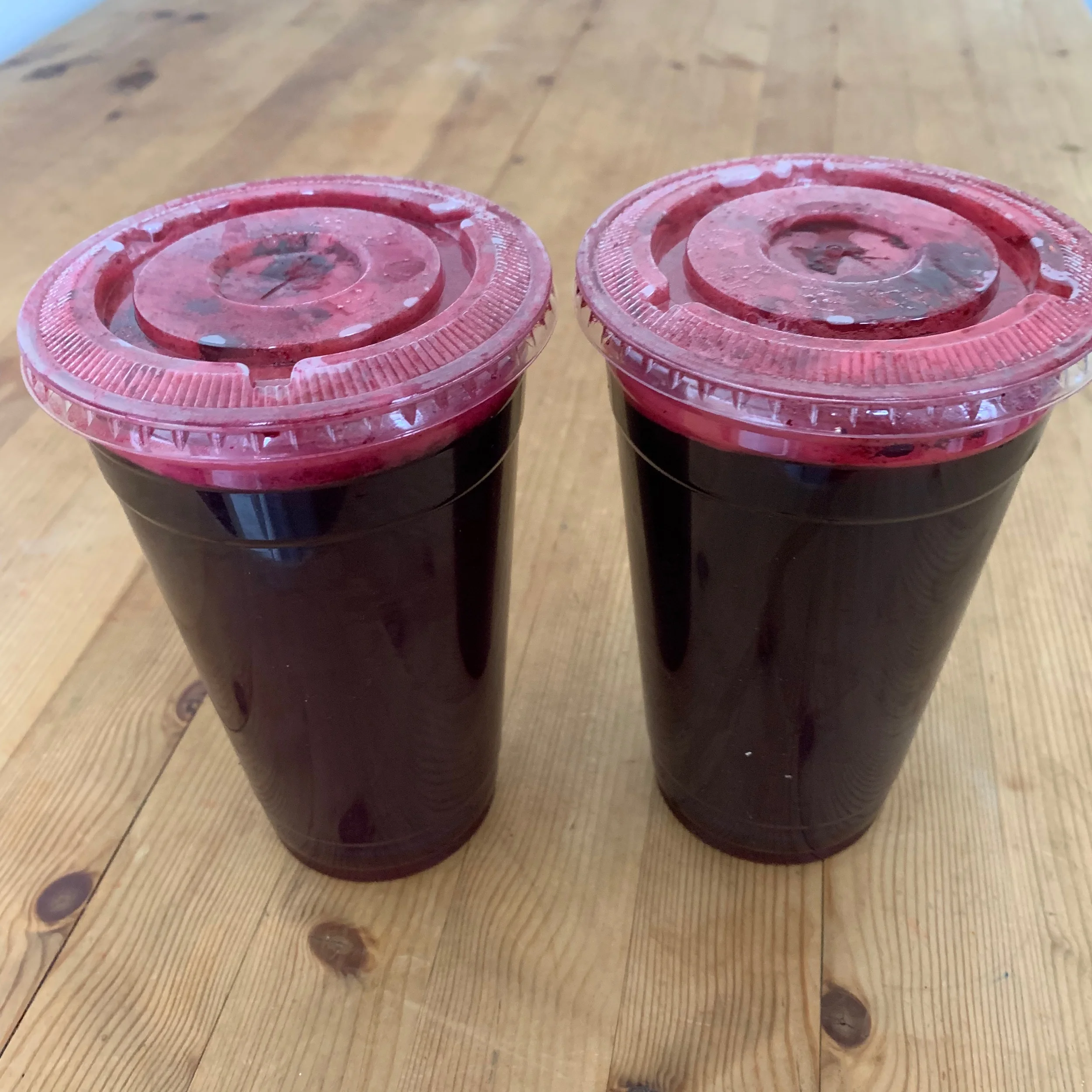 Sometimes, a friend of mine delivers to me freshly squeezed beets juice from JacksonHts. Thank you, Romina :) 息子の学校クラスメイトだった子のお母さんが、私の病気を気遣って、たまに搾りたてビーツジュースを、家まで持ってきてくれます。ロミーナ、有難う。