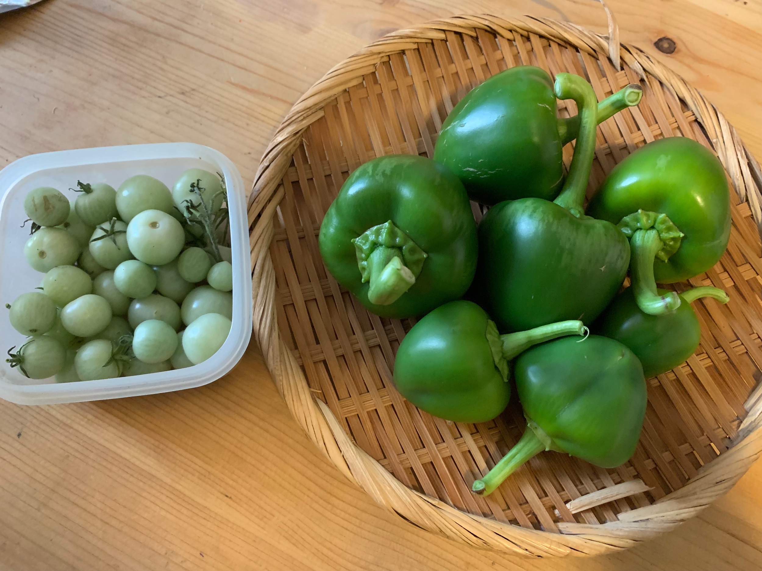 Planning to make jam with green tomato and green apple. 青いトマトと青リンゴのジャムを作ってみようかな。。。