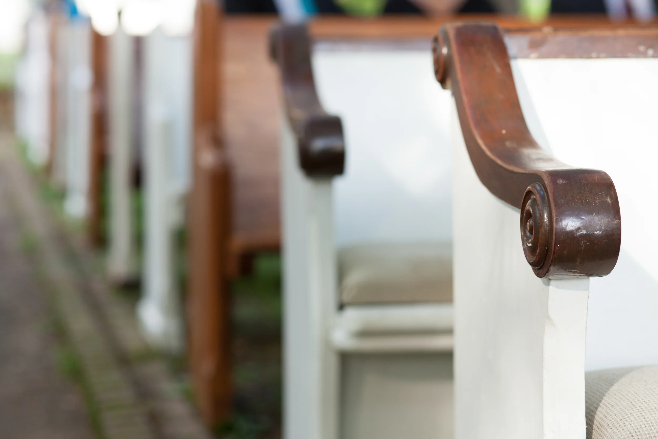 Such a gorgeous Tennessee wedding with Church pews! www.rentpews.com photo by brookeboling.com