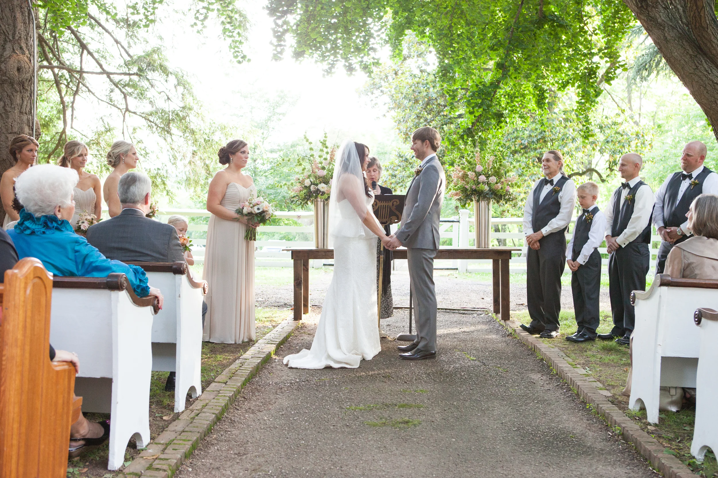 Such a gorgeous Tennessee wedding with Church pews! www.rentpews.com photo by brookeboling.com