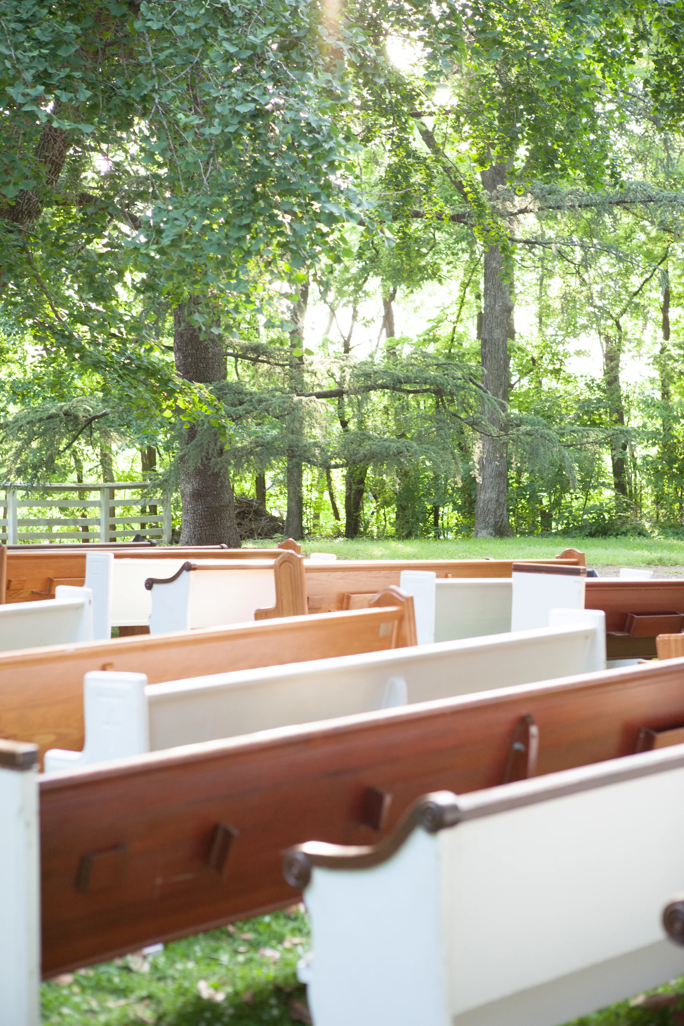 Such a gorgeous Tennessee wedding with Church pews! www.rentpews.com photo by brookeboling.com