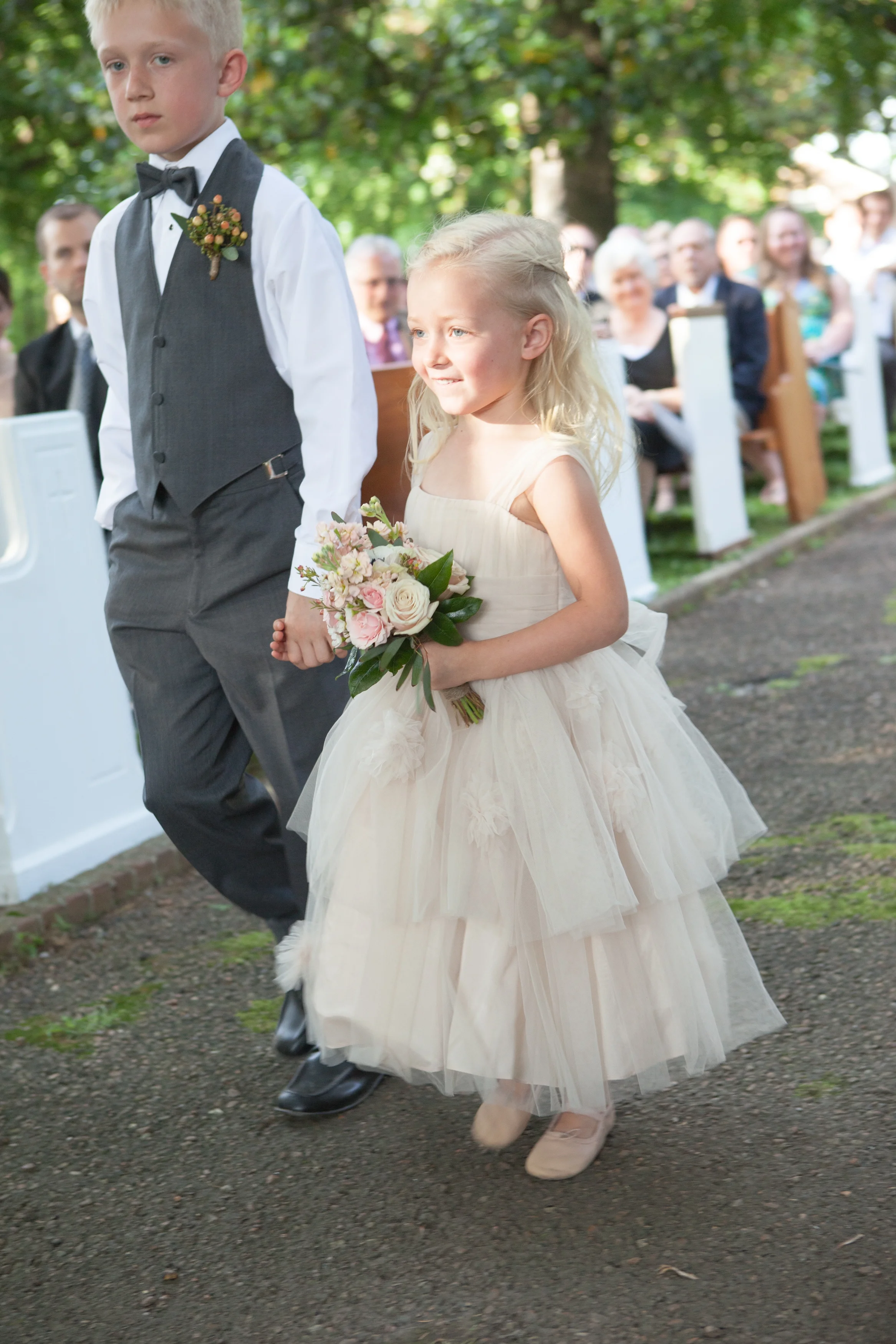 Such a gorgeous Tennessee wedding with Church pews! www.rentpews.com photo by brookeboling.com